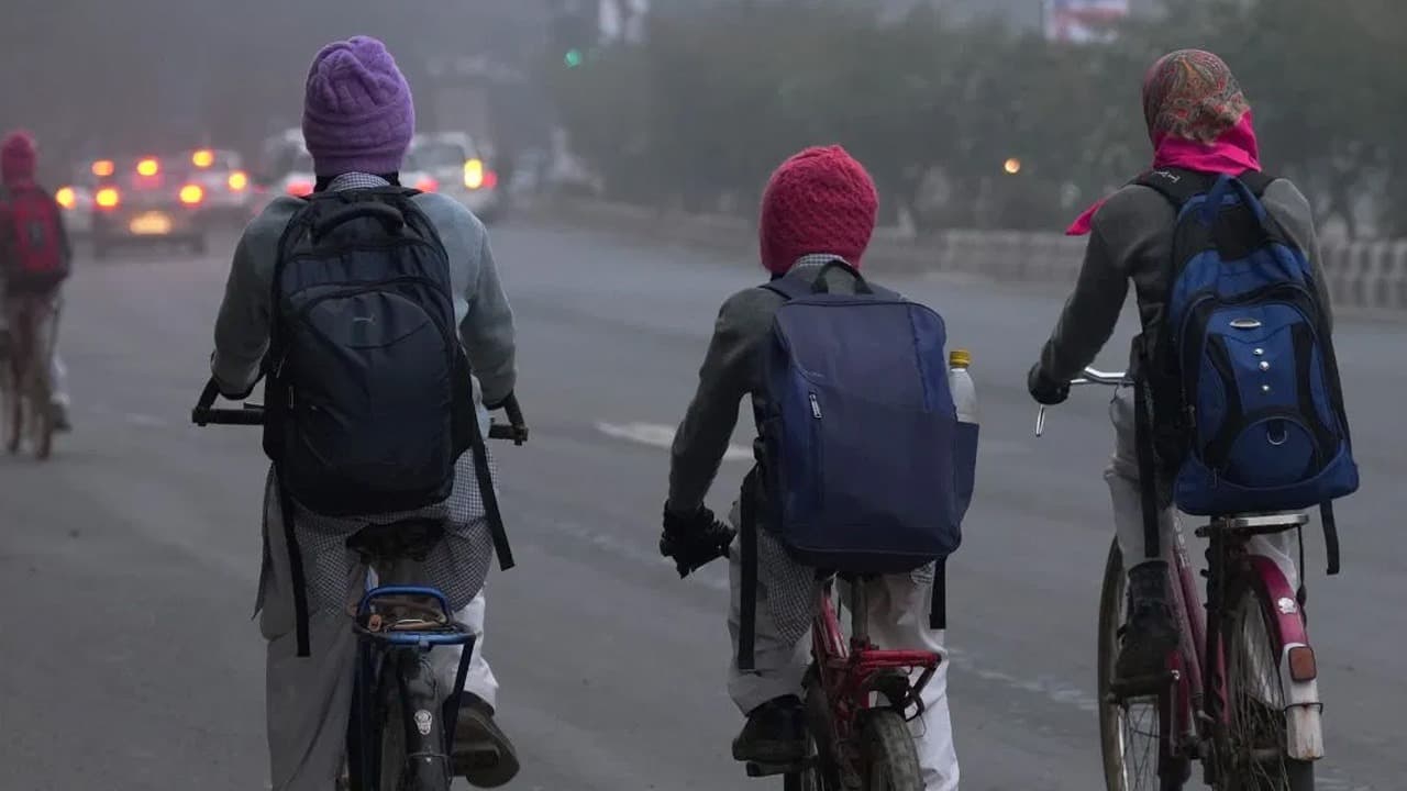 School Closed: शीतलहर और ठंड के कारण इन राज्यों में बढ़ी स्कूलों की छुट्टी, जानिए कबतक बंद रहेंगी कक्षाएं