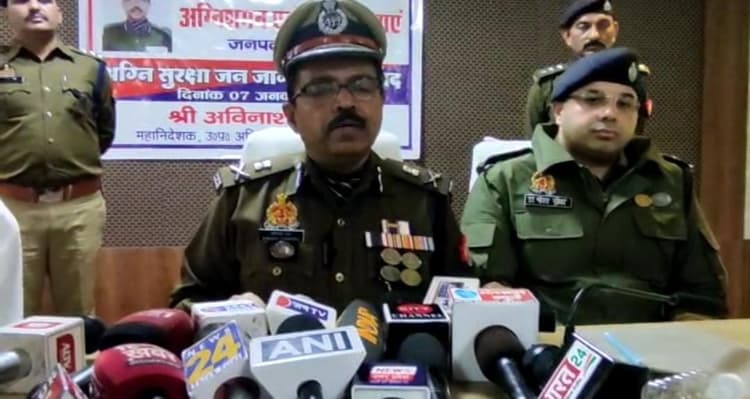 Gorakhpur News: DG फायर अविनाश चंद्र पहुंचे गोरखपुर, अग्नि सुरक्षा जन जागरूकता को लेकर किया संवाद