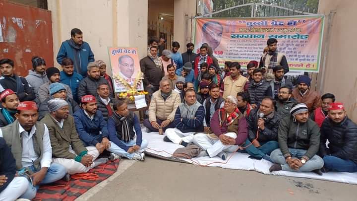 Kanpur News: सपा कार्यकर्ताओं ने किया प्रो. विनय कुमार पाठक के खिलाफ धरना-प्रदर्शन, पहनाई नोटों की माला