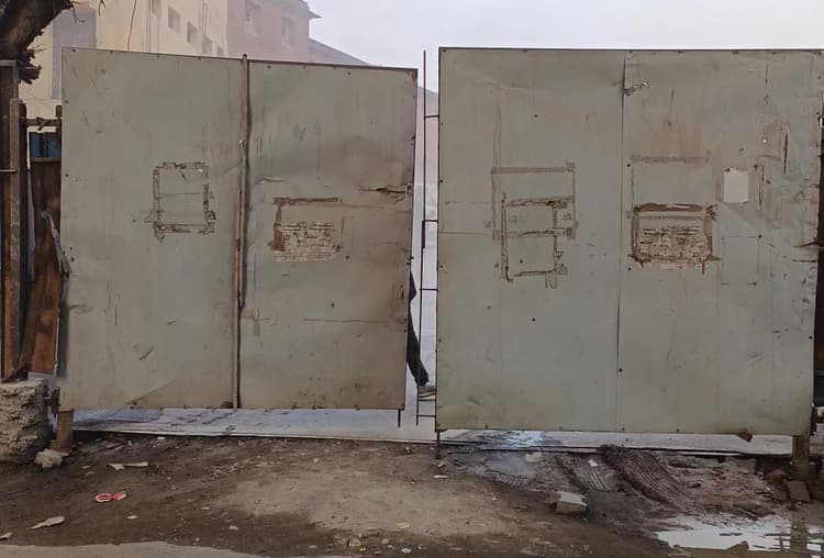 Agra News: एसएन मेडिकल कॉलेज के ओपीडी तक जाने के लिए बना नया मार्ग, टला शुभारंभ