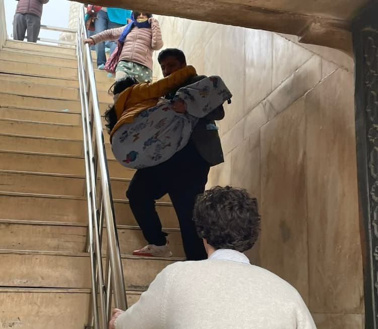 ताजमहल का दीदार करने आए विदेशी पर्यटक को नहीं मिला व्हीलचेयर रैंप, महिला को गोद में उठाकर चढ़नी पड़ी सीढ़ियां