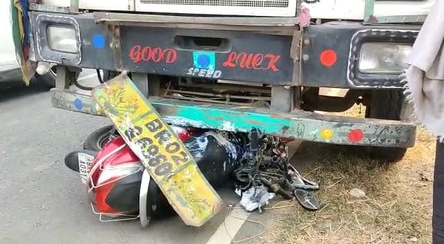 लखीसराय में बालू लदे ट्रक ने स्कूटी सवार बाप-बेटे को रौंदा, बेटे की मौत पिता की हालत गंभीर