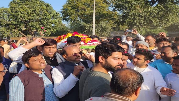 पैतृक गांव में पंचतत्व में विलीन हुए शरद यादव,  मुकेश सहनी भी अंतिम संस्कार में हुए शामिल