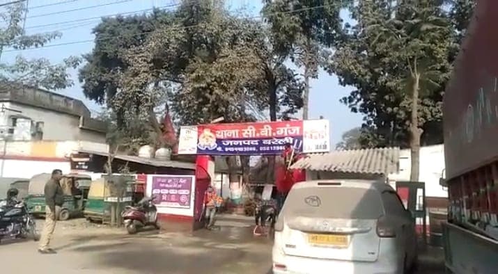 Bareilly Crime: हथियारों से लैस बदमाशों ने परिजनों को बंधक बनाकर डाली डकैती, पीड़ितों ने पुलिस को दी तहरीर…