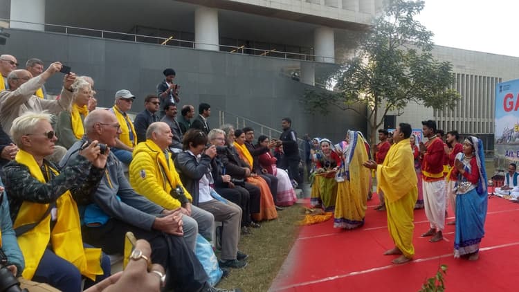 Ganga vilas cruise के पर्यटकों ने पटना में कलाकारों के साथ लगाया ठुमके, कहा- वतन जाकर आपके बारे में बताउंगी