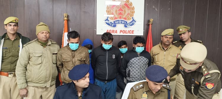 Agra: वाहन चोरी करने वाले गैंग को पुलिस ने किया गिरफ्तार, बाइक को काटकर अलग-अलग बाजार में बेचते थे पार्ट्स