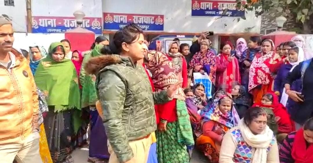 Gorakhpur Crime: रोजगार का लालच देकर महिलाओं के साथ हुई ठगी, गुस्साए लोगों ने राजघाट थाने का किया घेराव