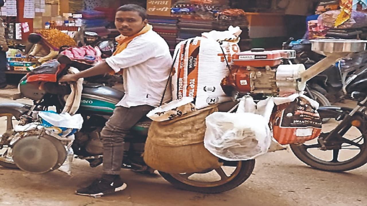 Start-UP Idea: कोरोना में नौकरी गयी तो बाइक पर खड़ा कर दिया रोजगार, हर महीने कर रहे हजारों की कमाई