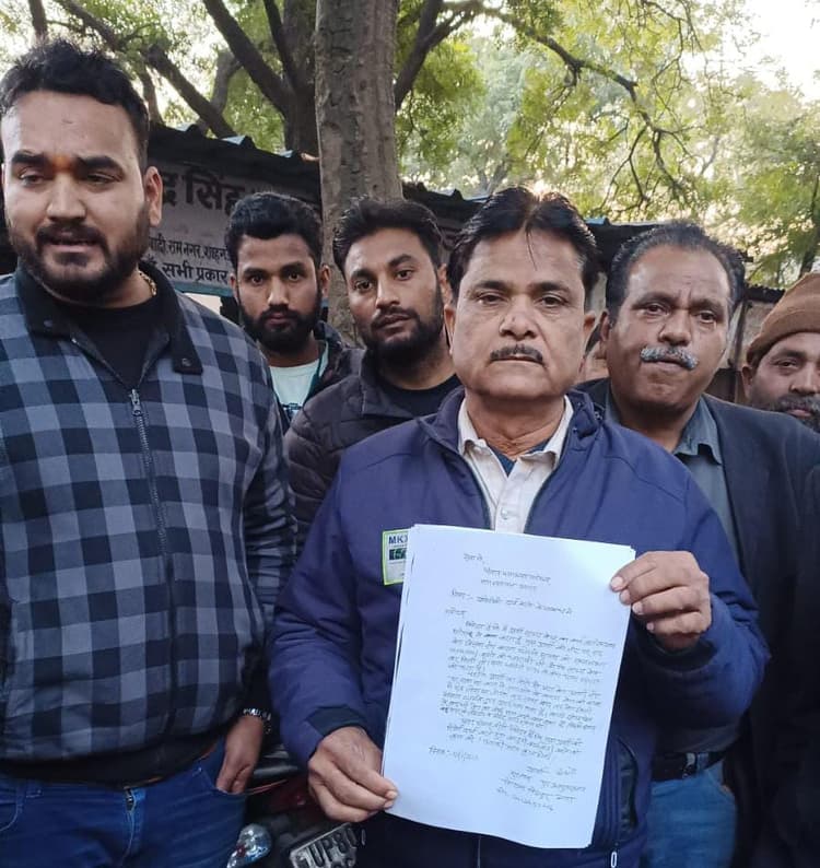 Agra: स्टांप वेंडर को जूता पहनना पड़ा महंगा, चोर ले उड़ा 10 लाख रुपये से भरा बैग, पुलिस ऐसे तलाश रही सुराग...