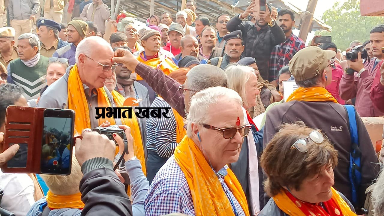 गंगा विलास क्रूज PHOTOS: सुल्तानगंज में तिलक लगाकर शिवलिंग पूजन, विदेशी सैलानी जब अजगैबीनाथ धाम पहुंचे...