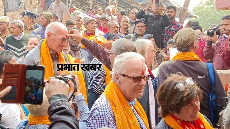 गंगा विलास क्रूज PHOTOS: सुल्तानगंज में तिलक लगाकर शिवलिंग पूजन, विदेशी सैलानी जब अजगैबीनाथ धाम पहुंचे...