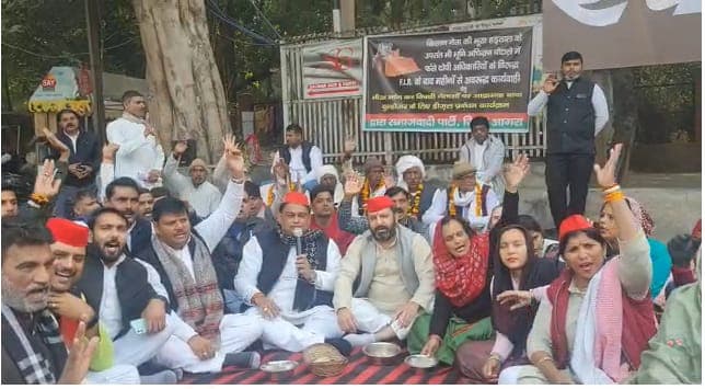 Agra: सपा नेताओं ने मांगी भीख, 'बाबा' के बुलडोजर में डीजल के लिए जमा किए रुपये, लगाए ये आरोप...