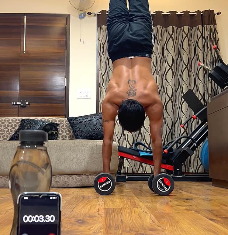 Agra: हैंडस्टैंड में आगरा के प्रदीप ने इंटरनेशनल बुक ऑफ रिकॉर्ड्स में दर्ज कराया अपना नाम, बनाया अनोखा रिकॉर्ड