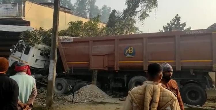 Deoria Accident: देवरिया में भीषण सड़क हादसा, अनियंत्रित ट्रेलर ने अलावा ताप रहे लोगों को रौंदा, तीन की मौत