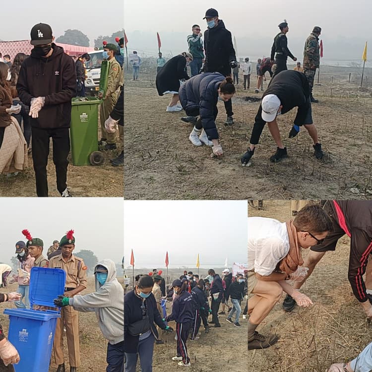 Agra News: ताजनगरी पहुंचे 18 देशों के विदेशी कैडेट्स, ग्यारह सीढ़ी पार्क में की सफाई