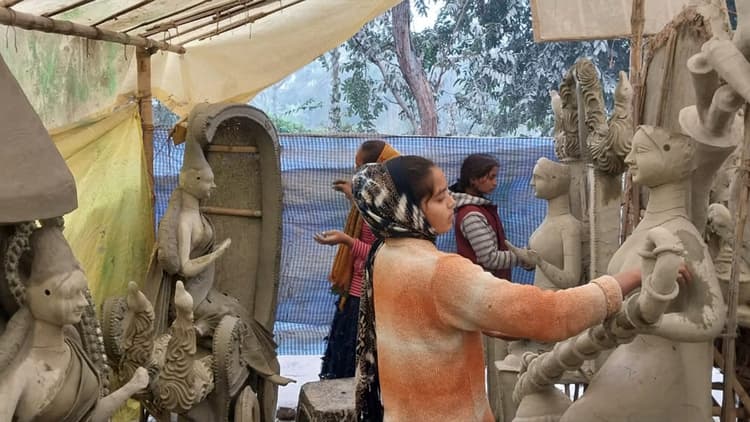 सरस्वती की प्रतिमा बनाने में लगी हैं रमेश पंडित की तीन बेटियां, कहती हैं सरकार मौका दे तो कर सकते हैं ये काम