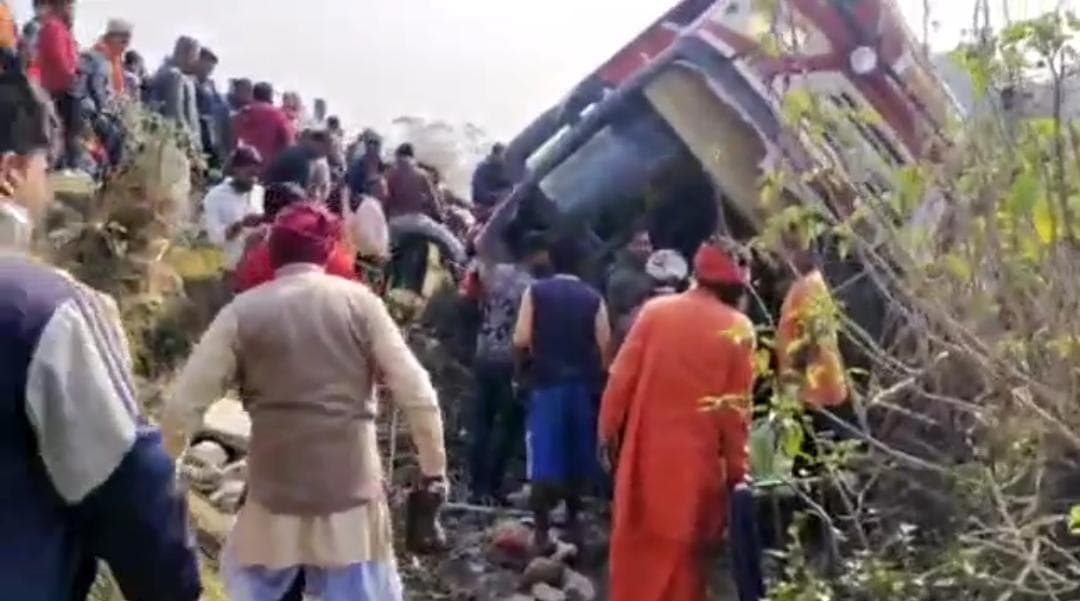 Maharajganj News: नेपाल के त्रिवेणी धाम से स्नान कर वापस आ रहे भारतीय श्रद्धालुओं की बस पलटी, 45 लोग घायल