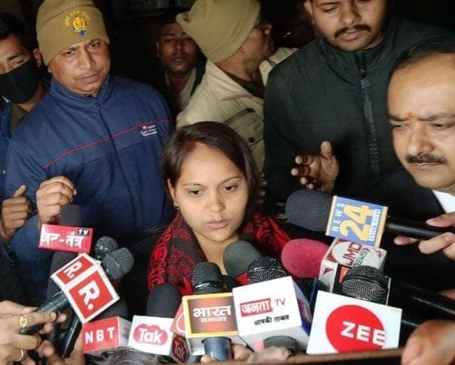 Bikru Case: खुशी दुबे ने 30 महीने बाद खुली हवा में ली सांस, जेल से हुई रिहाई, रोते हुए बहन को लगाया गले