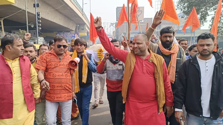 Agra News: रामचरितमानस पर स्वामी प्रसाद मौर्य के बयान से आगरा में आक्रोश, पोस्टर पर बरसाए जूते, रखा इनाम