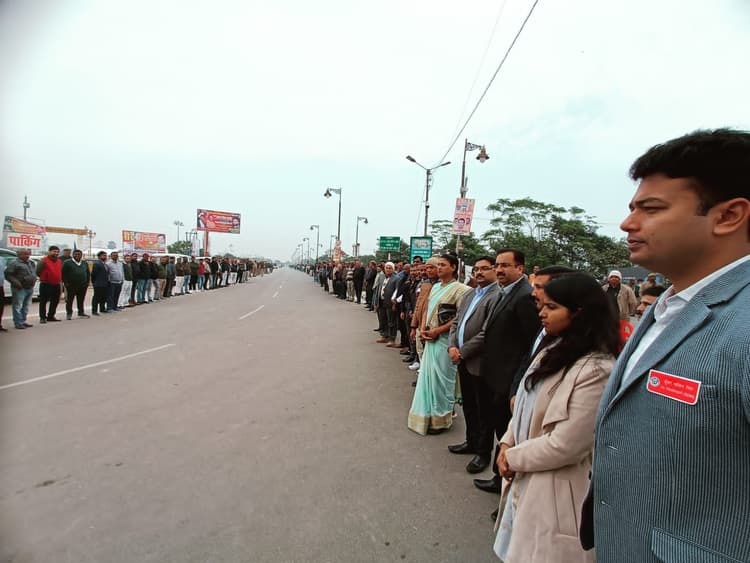 Gorakhpur News: नेताजी सुभाष चंद्र बोस की जयंती पर बनाई गई मानव श्रृंखला, लोगों ने सड़क सुरक्षा की शपथ ली