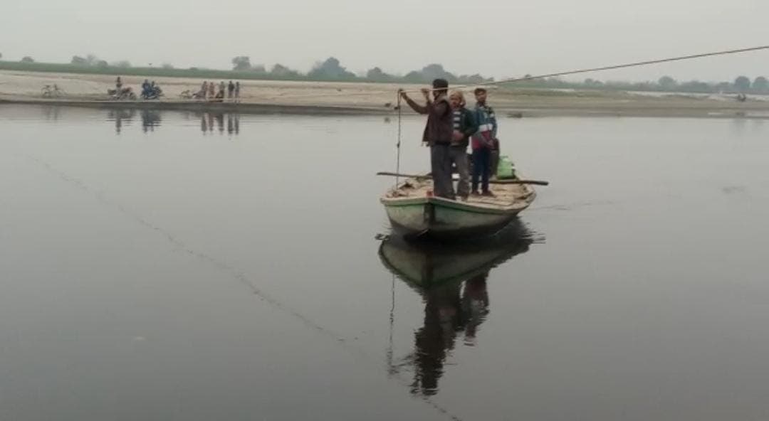 Agra News: यमुना नदी में मछुआरे के जाल में फंसी कार, लापता पेपर मैनेजर की होने की पुलिस जता रही आशंका