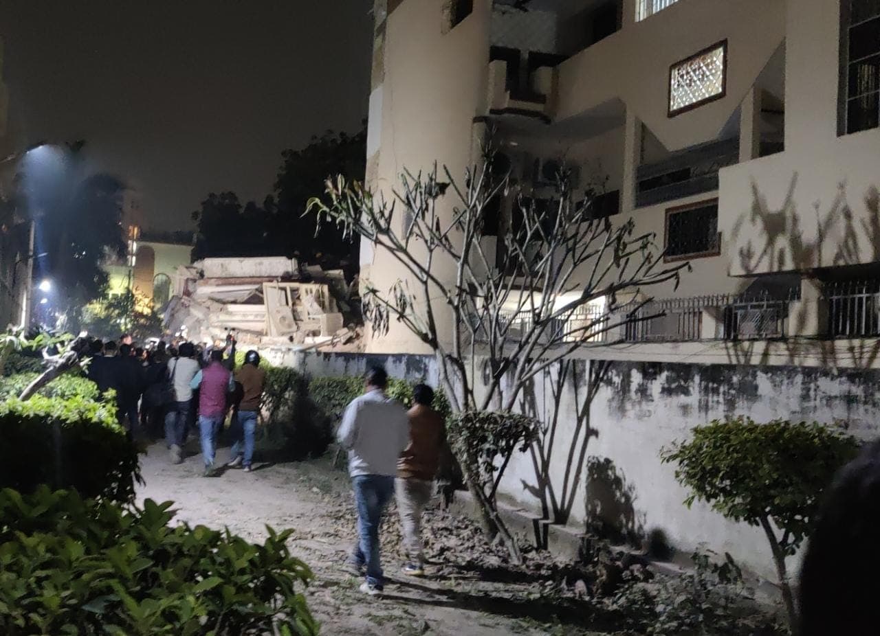 Lucknow Building Collapse: वजीर हसन रोड पर भूकंप से अपार्टमेंट गिरा, 15 से 20 लोग दबे