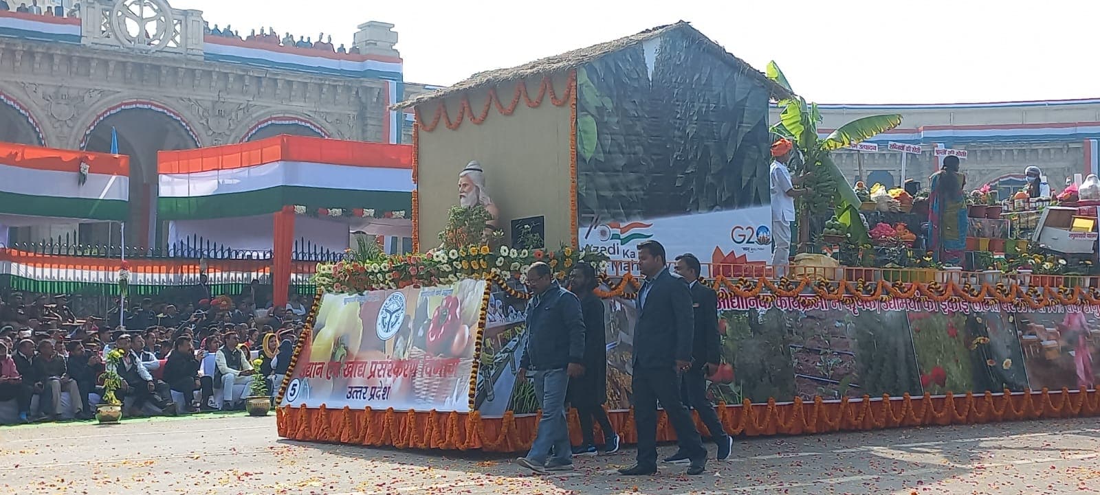 Lucknow Republic Day: गणतंत्र दिवस के जश्न में डूबा लखनऊ, परेड में दिखी सेना की ताकत, निकाली गई झांकियां