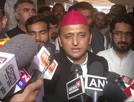 Lucknow Building Collapse: अखिलेश यादव अब्बास हैदर के घर पहुंचे, जताया शोक, बोले- पीड़ितों की मदद करे सरकार