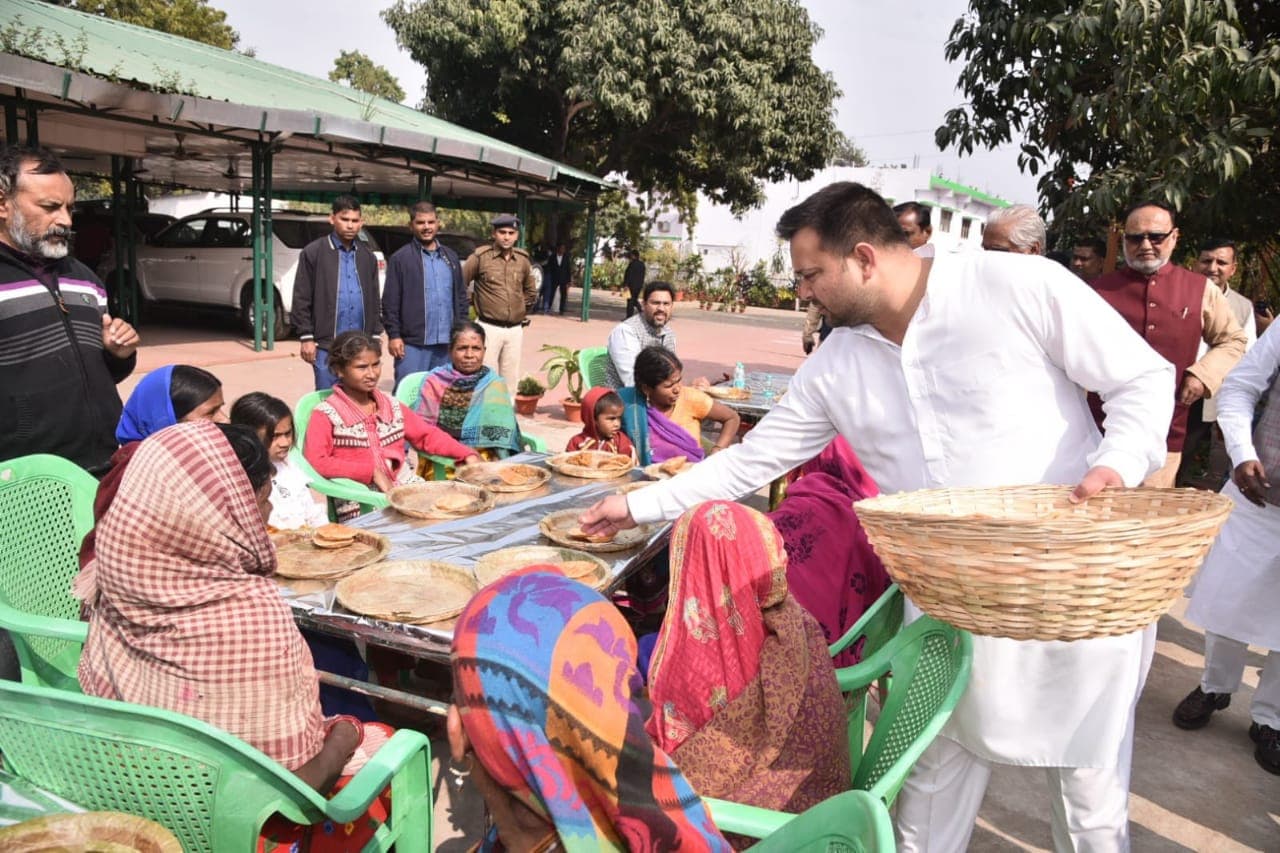 तेजस्वी यादव ने शादी के बाद पहली बार बसंत पंचमी पर दी दावत, जगदानंद सिंह ने बांटी जलेबी, देखें तस्वीरें