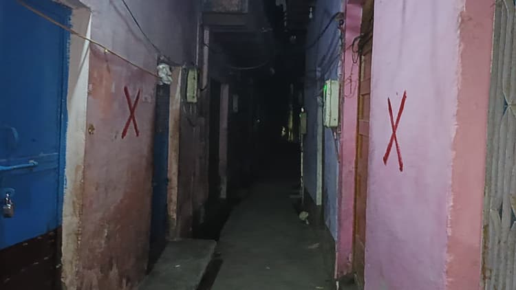 आगरा का टीला माईथान बना जोशीमठ, मकानों पर मंडराया खतरा, लगाए गए लाल निशान, नई छत तलाशने के लिए शुरू हुआ संघर्ष