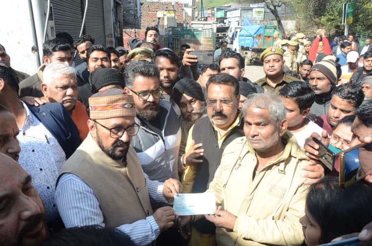 Agra: मकान हादसे के पीड़ित परिवार को मुआवजा देने पहुंचे कैबिनेट मंत्री, बोले- चेक लेना है तो लो....