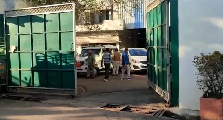 Agra: पूर्व राज्य मंत्री शिव कुमार राठौर के ठिकानों पर सेंट्रल जीएसटी की रेड, कर्मचारियों से हो रही पूछताछ...