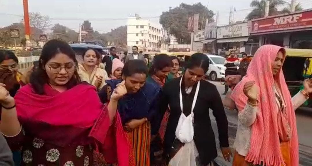 Gorakhpur News: कृष्ण की भक्ति में रमा गोरखपुर, सड़कों पर दिखा अद्भुत नजारा, जमकर झूमे विदेशी श्रद्धालु