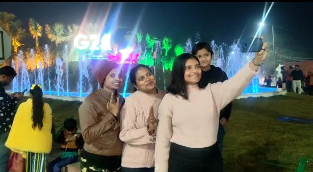 Agra News: आगरा में बनाया गया G-20 चौराहा, सुंदरता को कैमरे में कैद करते नजर आए लोग, जमकर ली सेल्फी