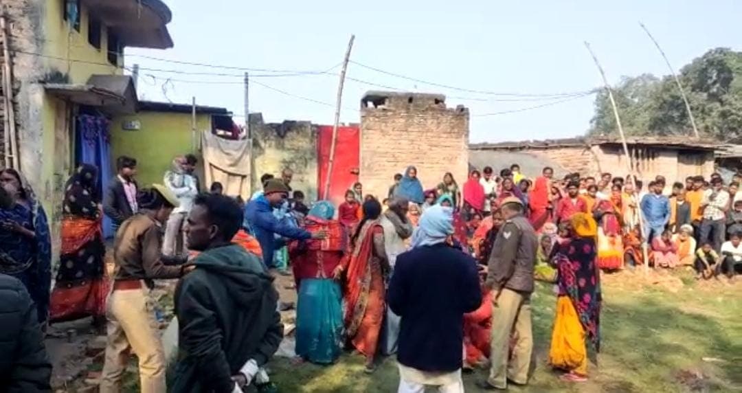 Maharajganj: संदिग्ध परिस्थिति में आग लगने से महिला और मासूम की जलने से मौत, मामले की जांच में जुटी पुलिस