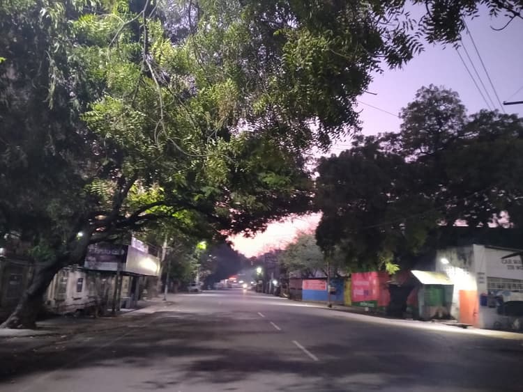 UP Weather: लखनऊ में आज हल्की से मध्यम बारिश की संभावना, इन जिलों में बूंदाबांदी के आसार, जानें यूपी का मौसम