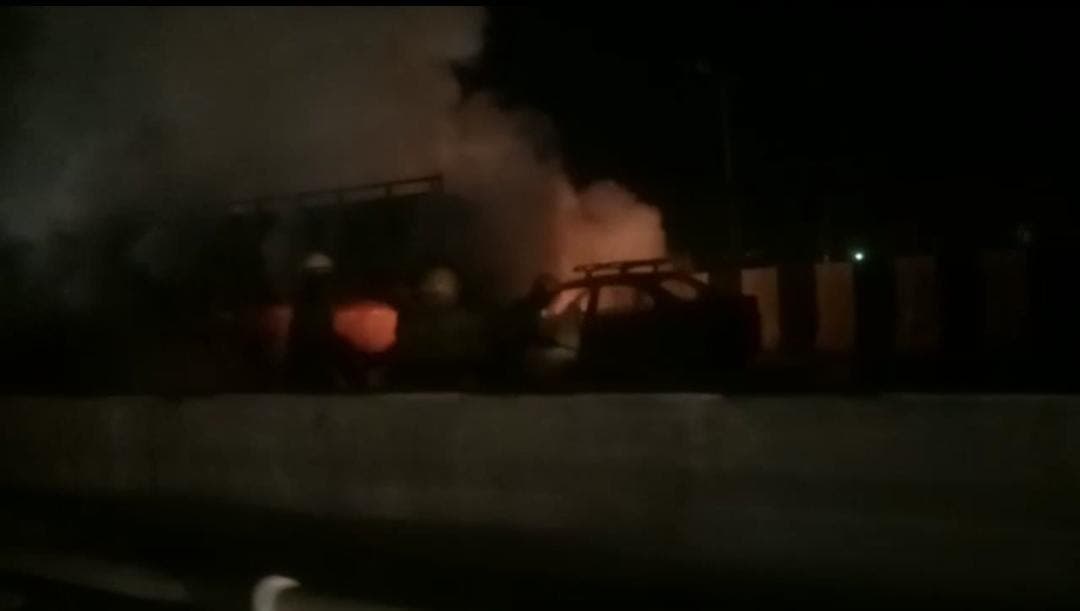 Agra: ट्रक में पीछे से टकराई कार, 500 मीटर तक घसीटी गाड़ी, लगी आग