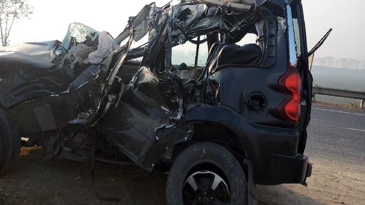 कटिहार में भीषण सड़क हादसा, अज्ञात वाहन ने स्कॉर्पियो में मारी टक्कर, तीन युवकों की दर्दनाक मौत