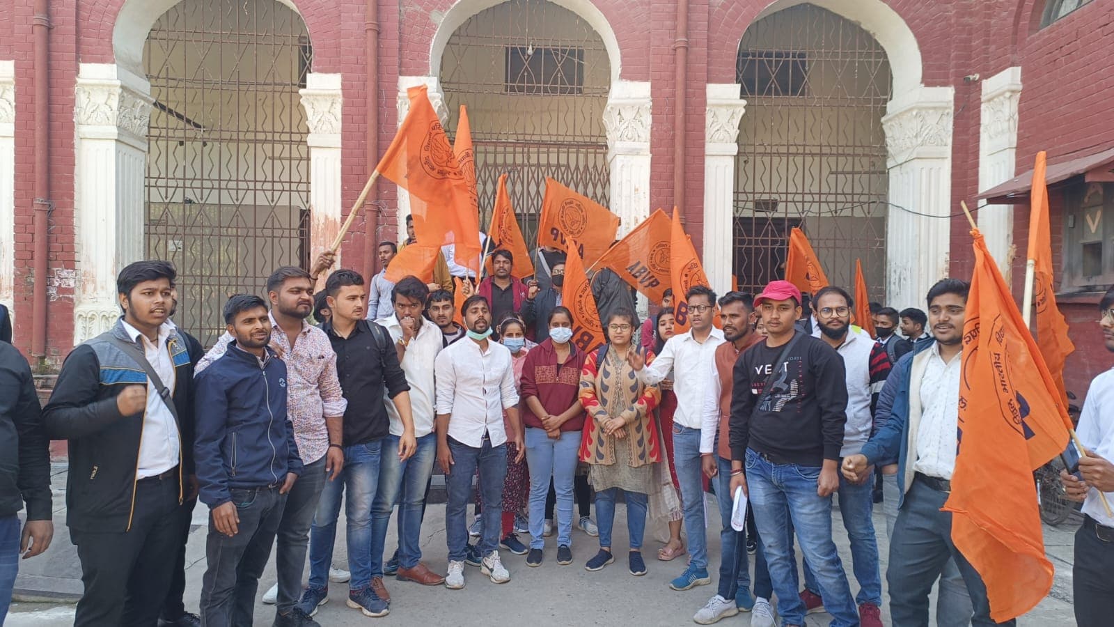 Agra: एबीवीपी ने विश्वविद्यालय में छात्र-छात्राओं की समस्या को लेकर किया प्रदर्शन, जमकर की नारेबाजी