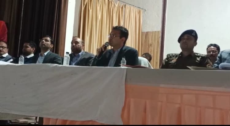 Agra: 10वीं और 12वीं की परीक्षा के लिए हुई महत्वपूर्ण बैठक, नकल व गड़बड़ी करने वालों पर की जाएगी कड़ी कार्रवाई