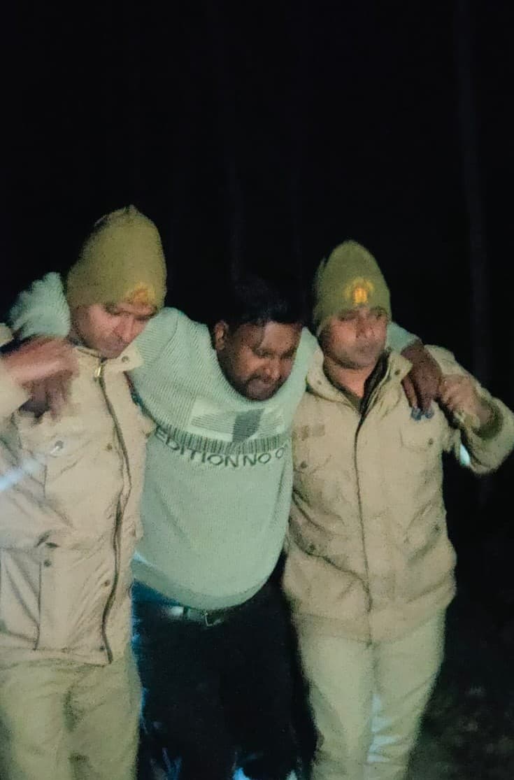 Bareilly: पुलिस और गो तस्करों के बीच मुठभेड़, तीन के पैर में लगी गोली, एक सिपाही भी घायल