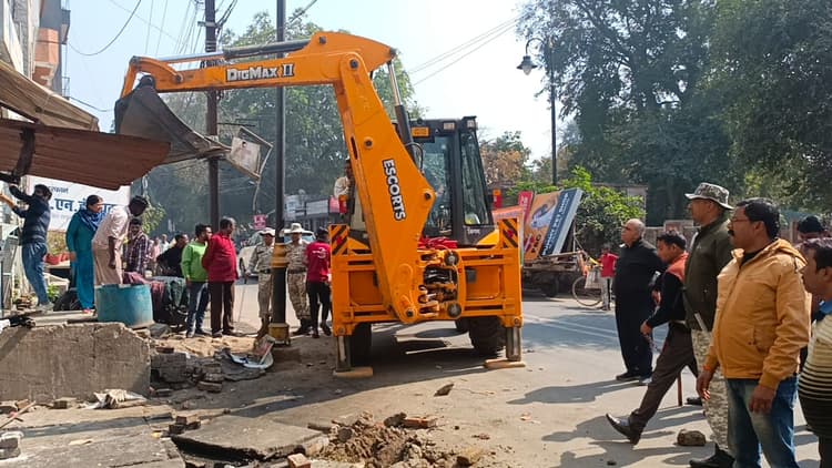 देवघर : निगम ने हटाया अतिक्रमण, बाइक चालकों से वसूला जुर्माना