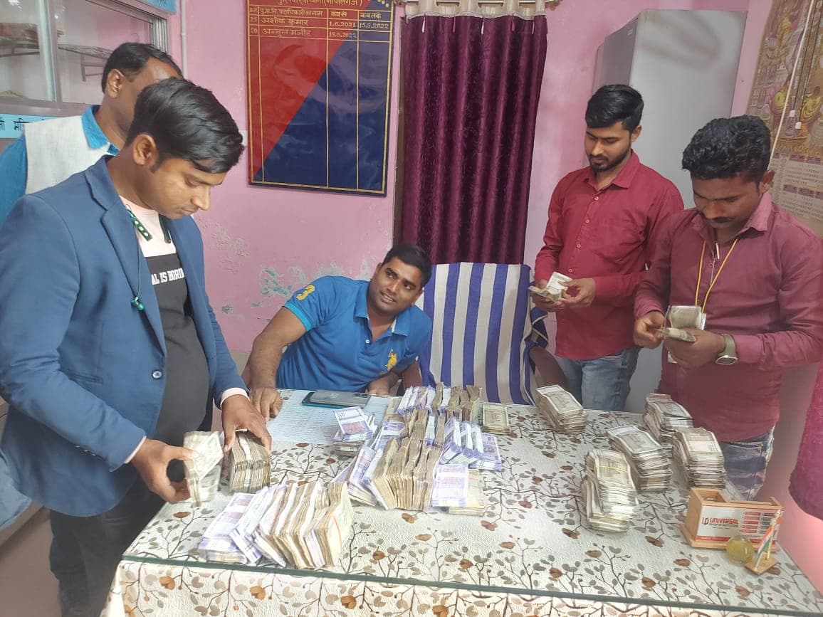 वाहन चेकिंग के दौरान शराब के नशे में पकड़े गये दो लोग, जब्त कार से मिले 22.90 लाख कैश...