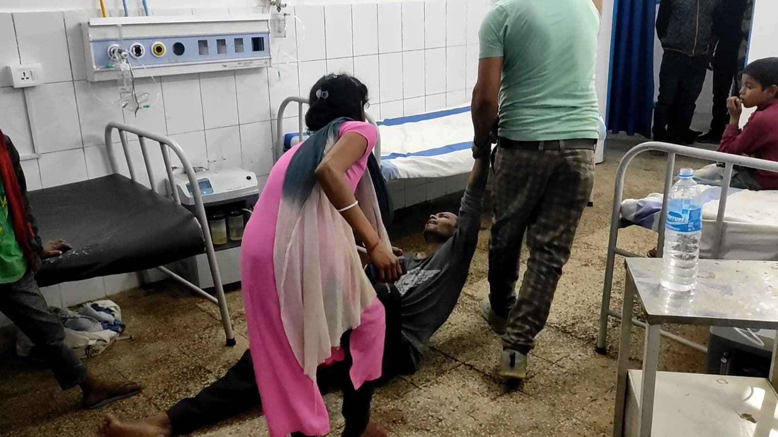 जमुई सदर अस्पताल में शराबी का हाई वोल्टेज ड्रामा, एंबुलेंस चालक ने किया मानवता को शर्मसार