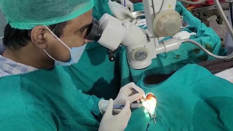 Viral Video : 'बहारों फूल बरसाओ मेरा महबूब...' सीवान में ऑपरेशन के दौरान गुनगुनाता रहा वृद्ध मरीज