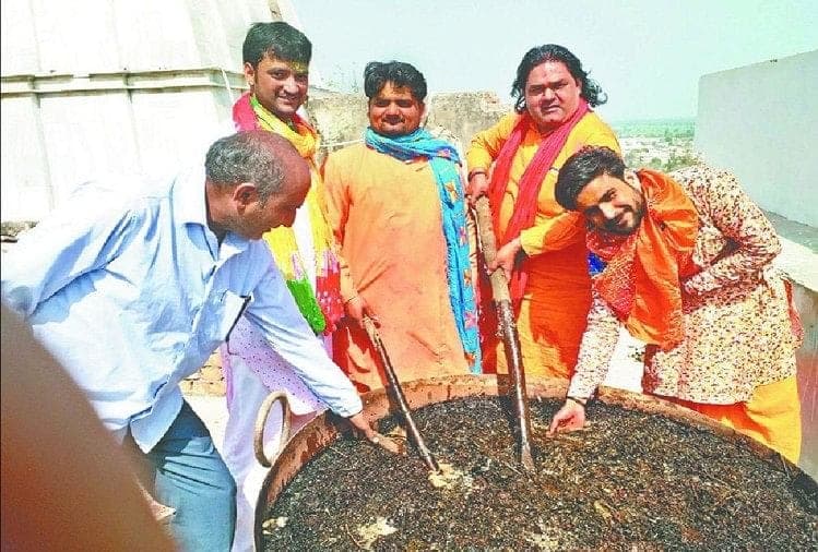 बरसाने की होली में राजस्थान, एमपी की पहाड़ियों से आये टेसू के फूलों से बरसेगा रंग, जानें परंपरा