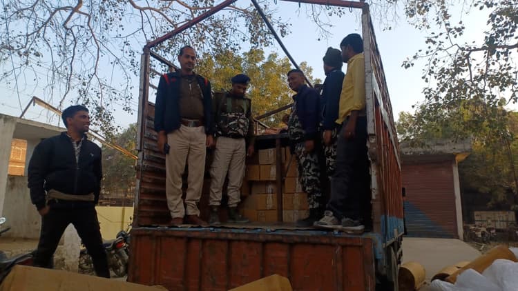 ‍Bihar: औरंगाबाद के दाउदनगर-पटना NH-139 मार्ग पर भारी मात्रा में शराब जब्त, होली पर खपाने की थी तैयारी