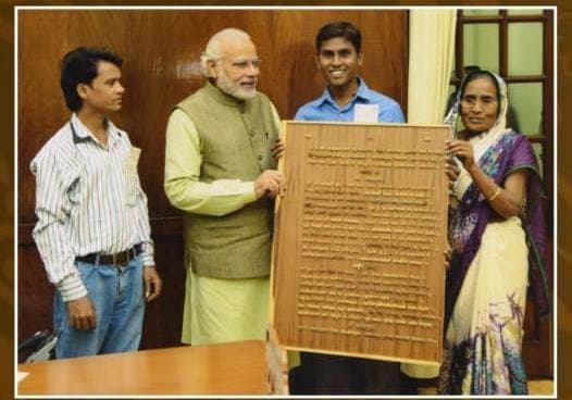 UP News : लकड़ी पर हनुमान चालीसा, पीएम की कृपा पाने वाले हस्तशिल्पी की सीएम से गुहार, राम मंदिर  में लगे कृति