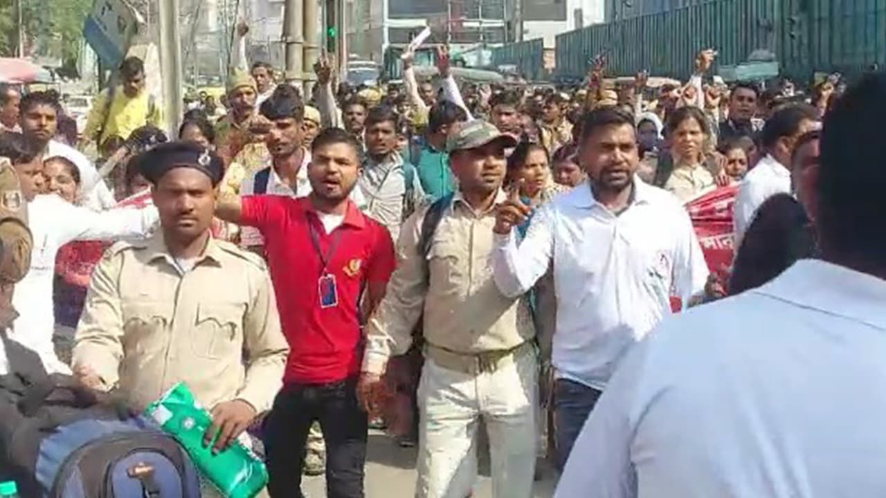 पटना में हजारों की संख्या में सड़क पर उतरे ग्राम रक्षा दल के सदस्य, नौकरी स्थायी करने की मांग