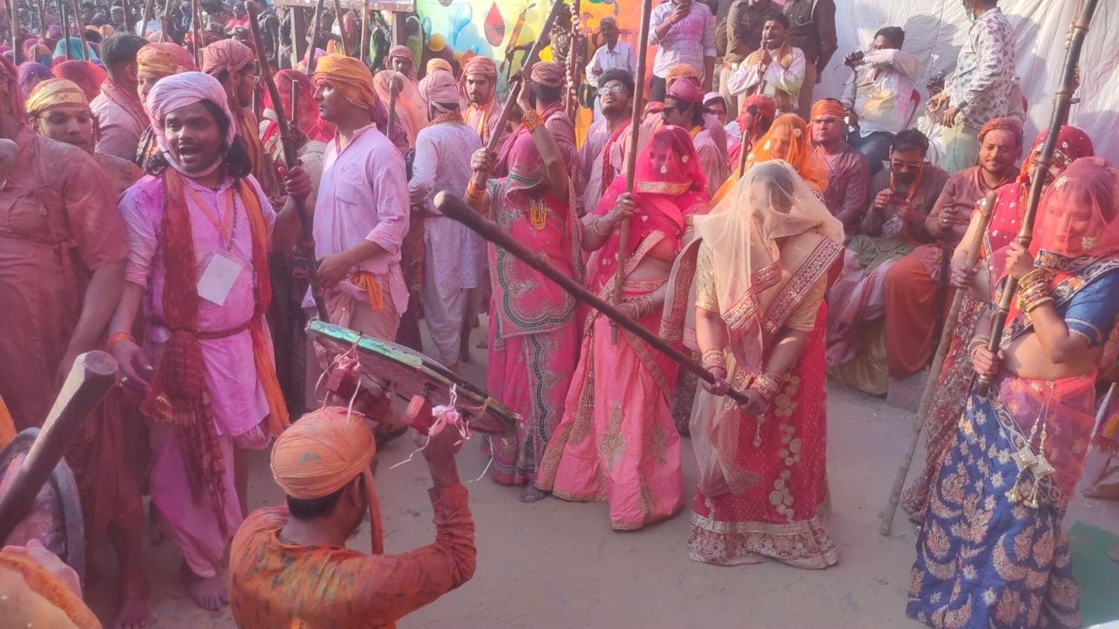 Lathmar Holi 2023 : मेहंदी लगे हाथों में लट्ठ लेकर होली खेलने पहुंची हुरियारिनें,  खूब उड़ा अबीर- गुलाल